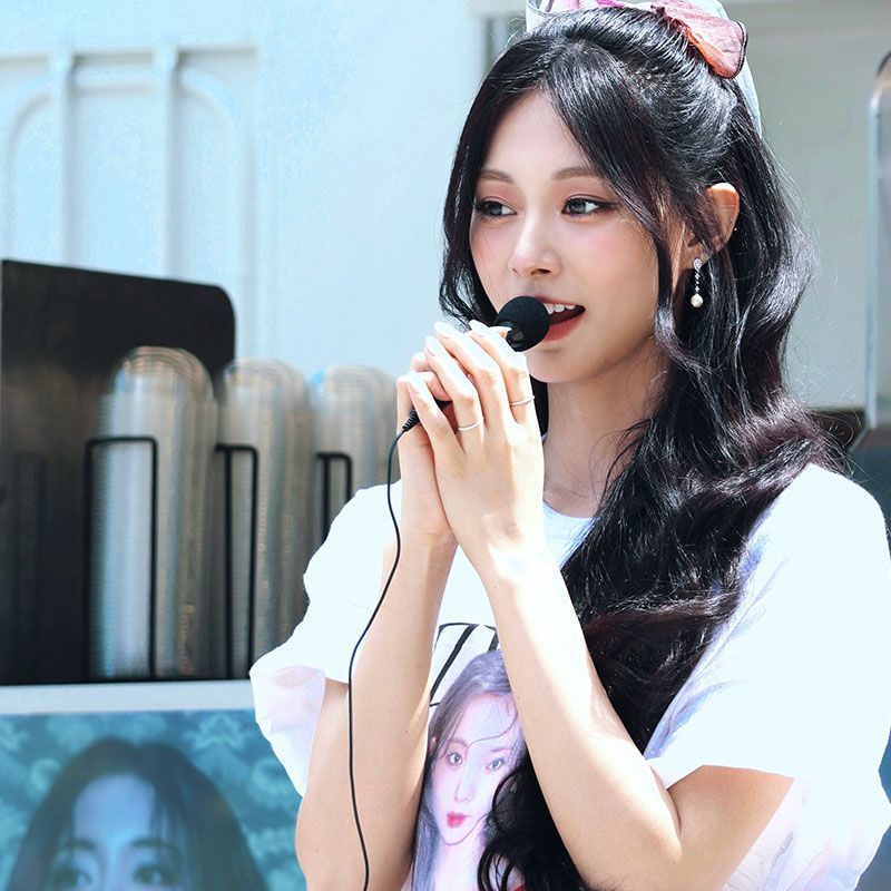 TZUYU (TWICE) 100% COTTON SHIRT (white and black)